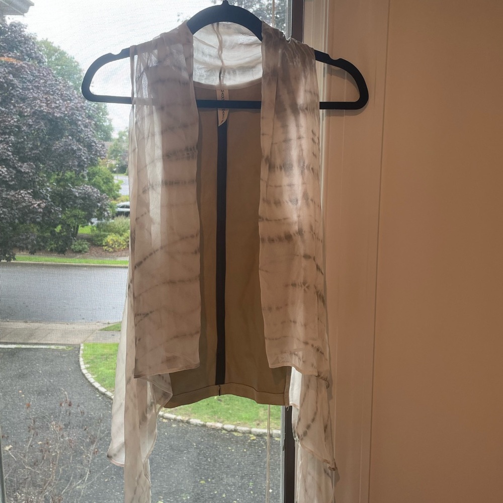 Maggie ward vest 💛